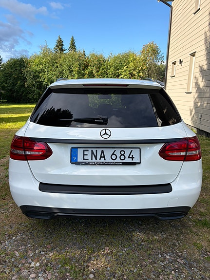 Mercedes-Benz C250 2 of 10