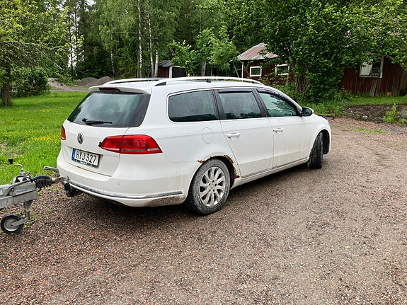 Volkswagen Passat 2 of 3
