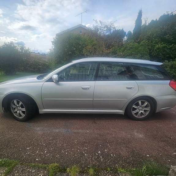Subaru Legacy 2 of 5