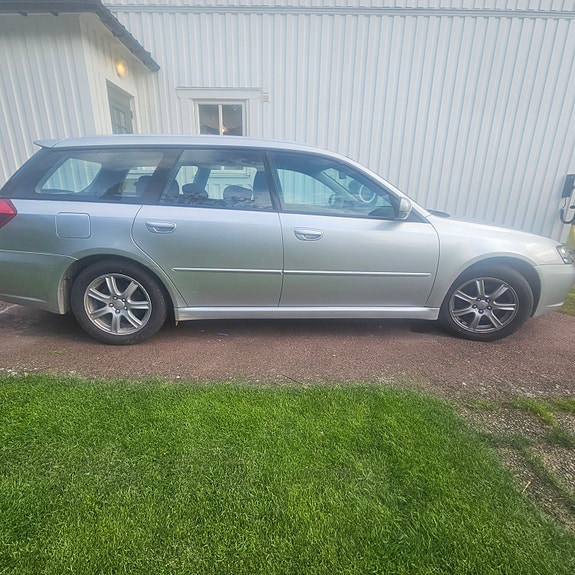 Subaru Legacy 3 of 5