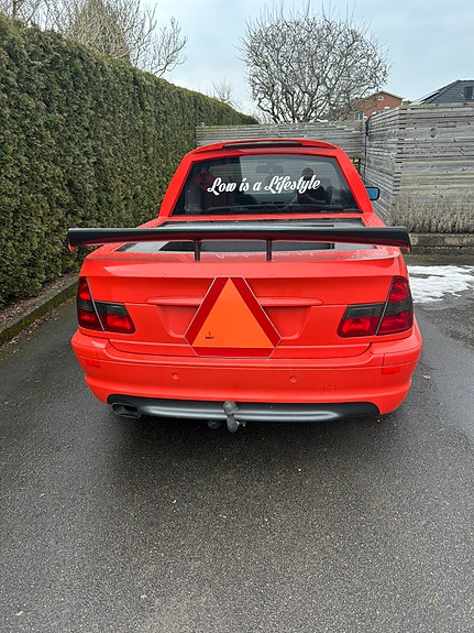 BMW 318i 2 of 6