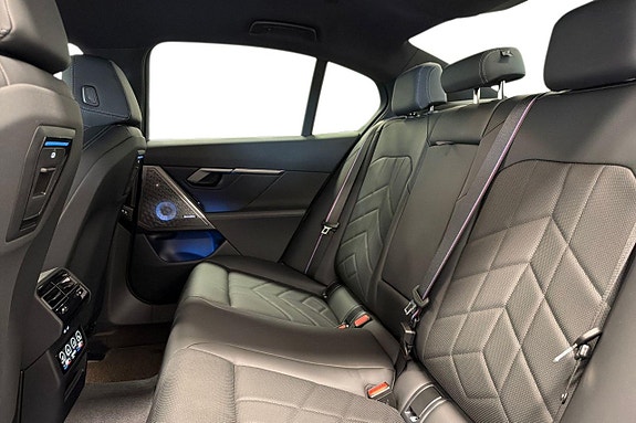 BMW i5 11 of 18
