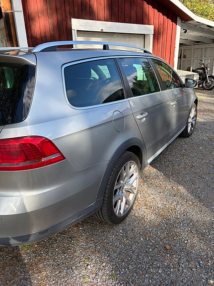 Volkswagen Passat Alltrack 2 of 7