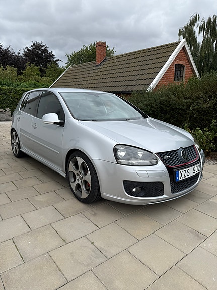 Volkswagen Golf V 2 of 9