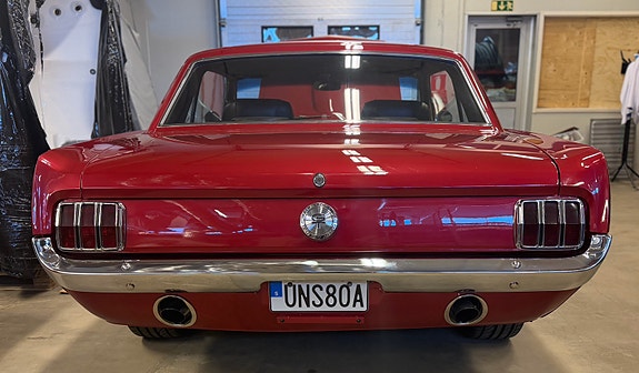 Ford Mustang 2 of 3