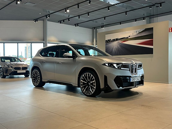 BMW iX3 3 of 26