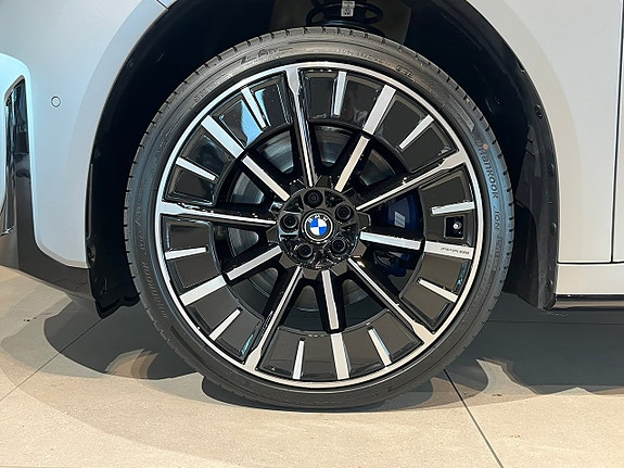 BMW iX3 7 of 26