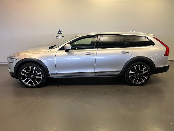 Volvo V90 Cross Country 2 of 18