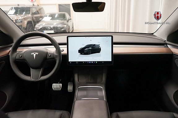 Tesla Model Y 13 of 22