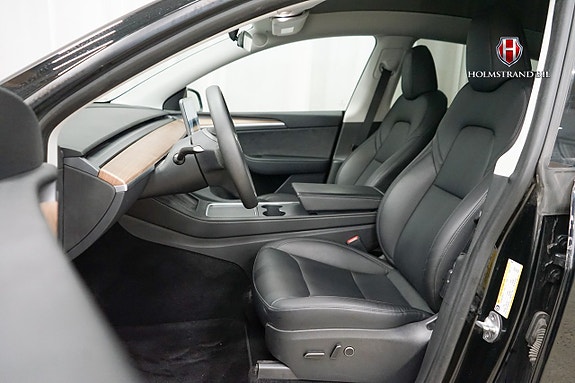 Tesla Model Y 10 of 22