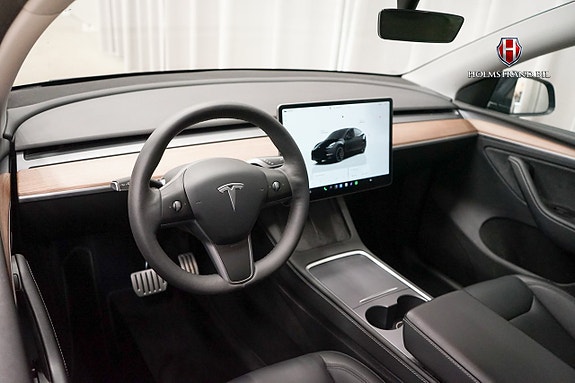 Tesla Model Y 9 of 22
