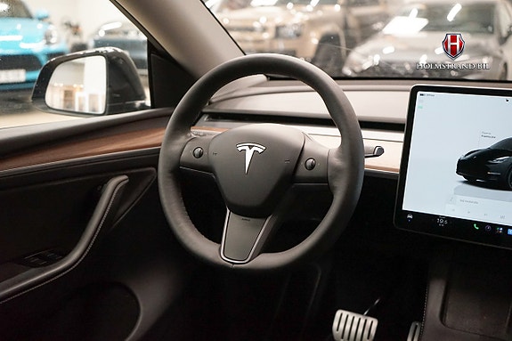 Tesla Model Y 14 of 22
