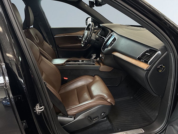 Volvo XC90 10 of 26