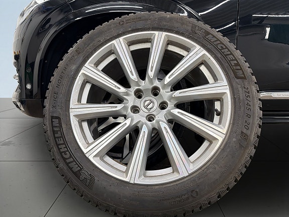 Volvo XC90 14 of 26