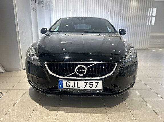 Volvo V40 2 of 21