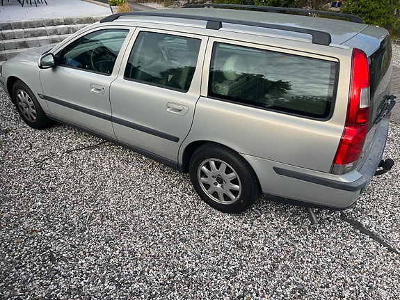 Volvo V70 3 of 7