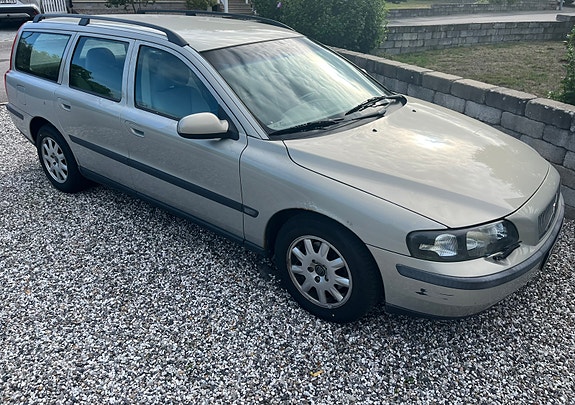 Volvo V70 2 of 7