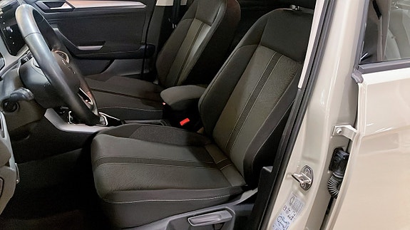 Volkswagen T-Roc 8 of 12