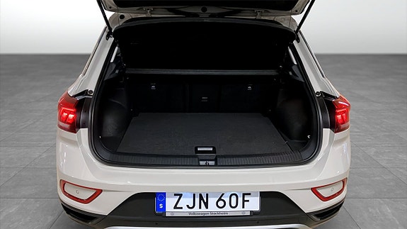 Volkswagen T-Roc 12 of 12