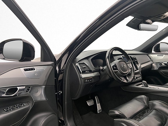 Volvo XC90 10 of 30