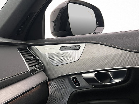 Volvo XC90 30 of 30