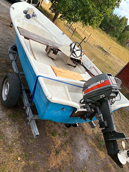 Liten styrpulpetbåt 4,1 m med Mariner 25 hk och trailer 4 of 5