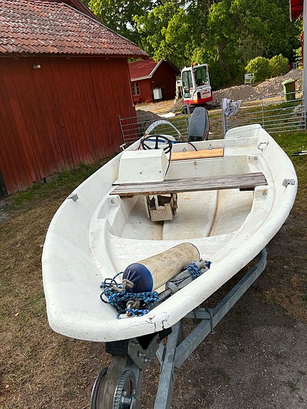 Liten styrpulpetbåt 4,1 m med Mariner 25 hk och trailer 2 of 5