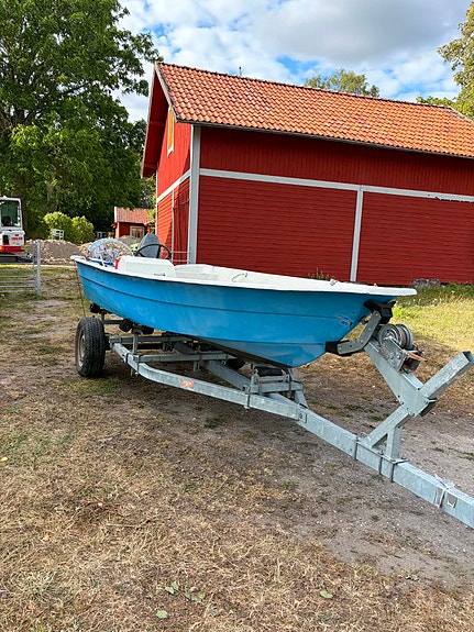 Liten styrpulpetbåt 4,1 m med Mariner 25 hk och trailer 3 of 5