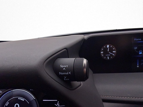 Lexus UX250h 17 of 30