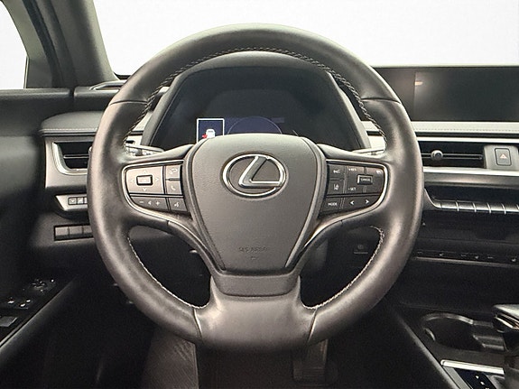 Lexus UX250h 11 of 30