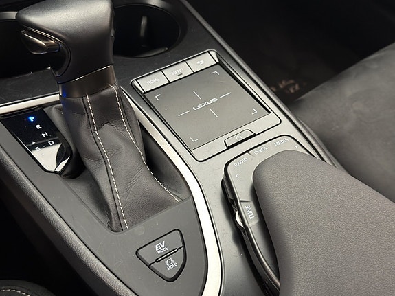Lexus UX250h 22 of 30