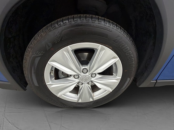 Lexus UX250h 29 of 30