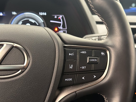 Lexus UX250h 16 of 30