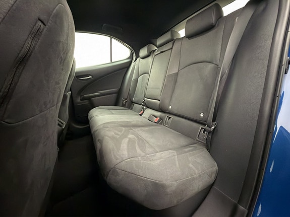 Lexus UX250h 27 of 30