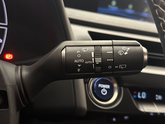 Lexus UX250h 18 of 30