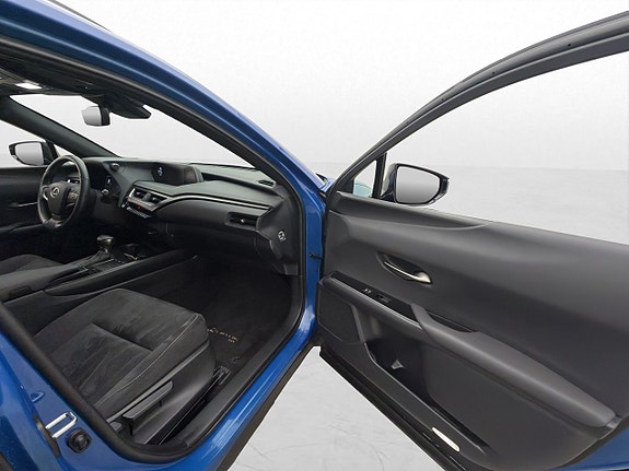 Lexus UX250h 26 of 30