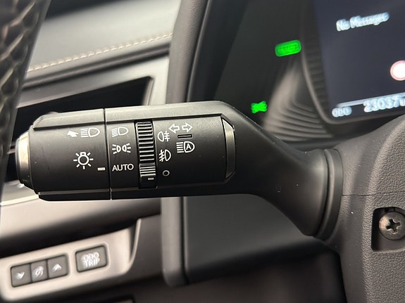 Lexus UX250h 12 of 30