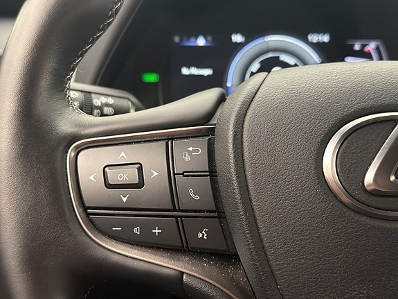 Lexus UX250h 14 of 30