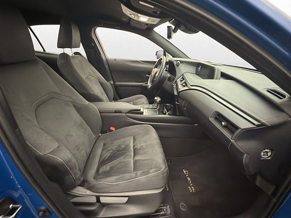 Lexus UX250h 25 of 30