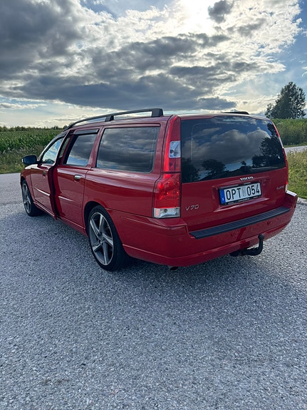 Volvo V70 2 of 7