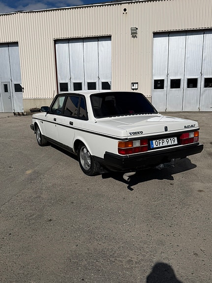 Volvo 240 3 of 5