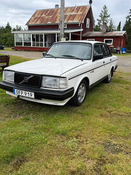 Volvo 240 2 of 5