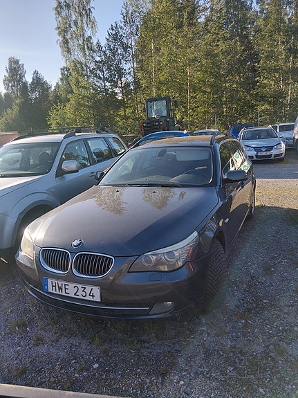 BMW 523i 2 of 4