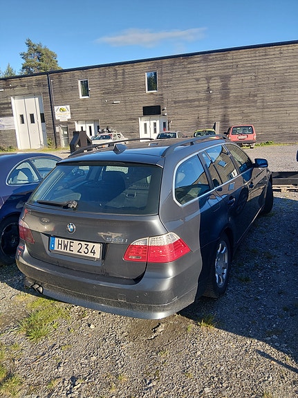 BMW 523i 3 of 4