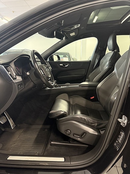 Volvo XC60 10 of 23