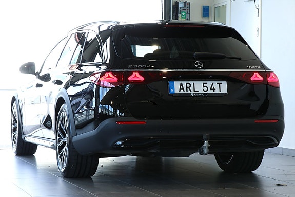 Mercedes-Benz E300 de 4 of 17
