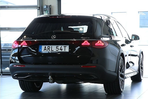 Mercedes-Benz E300 6 of 17