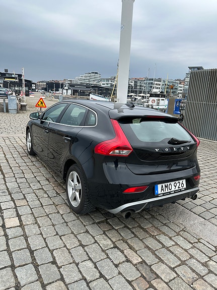 Volvo V40 2 of 7