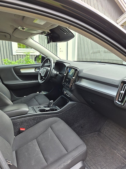 Volvo XC40 2 of 5