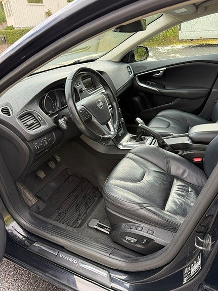 Volvo V40 2 of 19